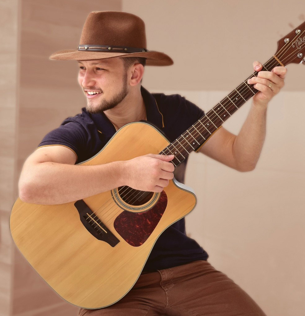 Lucas Mariani segurando viol&atilde;o